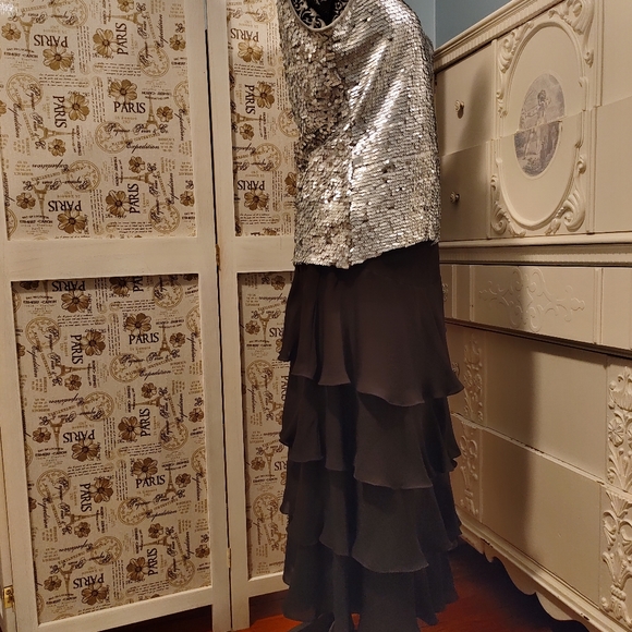 Lauren Black multi-tiered bell shaped 32 long skirt - Picture 3 of 4